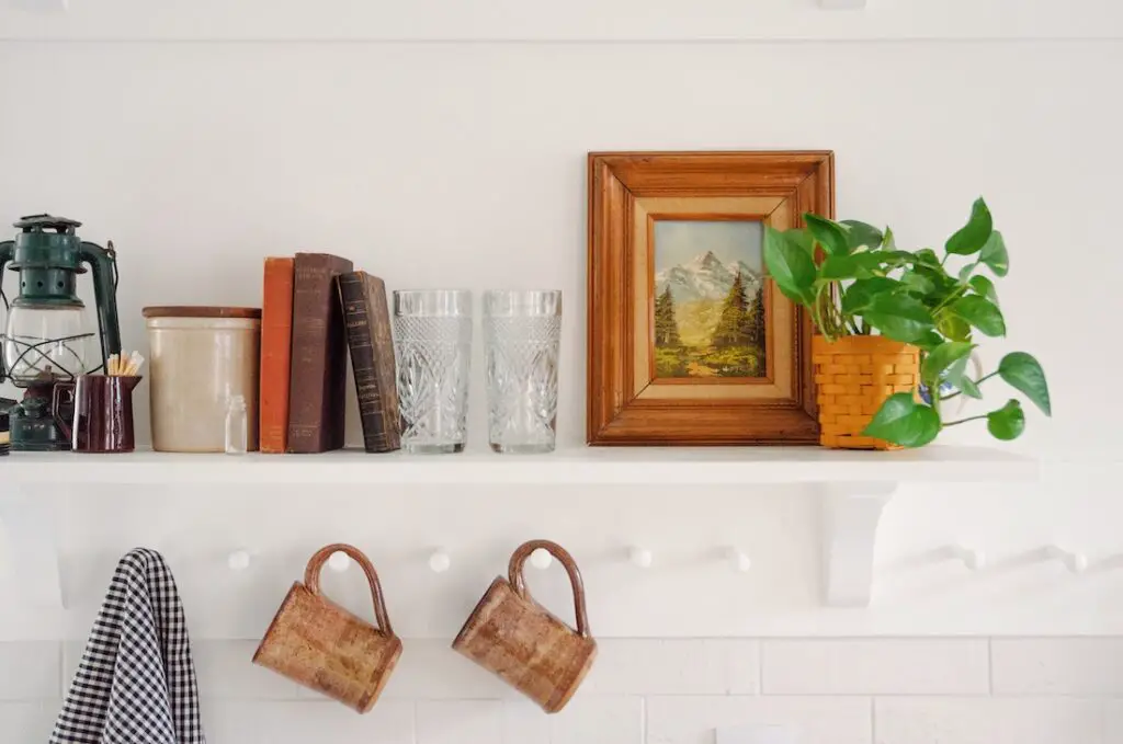 Ideas for styling open shelves in your kitchen